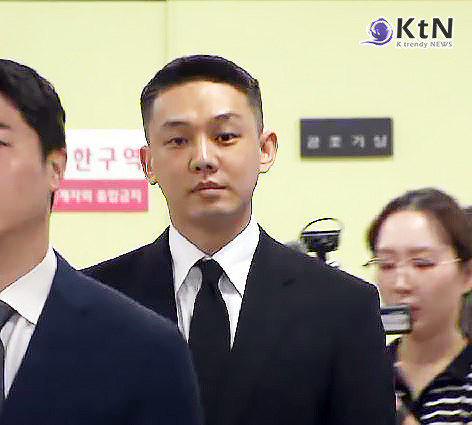마약류 상습 투약 혐의로 대법원에서 형이 확정된 이후 자숙 중이던 배우 유아인이 영화 시사회 현장에 모습을 드러내며 그 배경과 복귀 여부를 둘러싼 뜨거운 논란이 일고 있다.  사진=2026. 07.14 온라인 영상 갈무리  K trendy NEWS DB ⓒ케이 트렌디뉴스 무단전재 및 수집, 재배포금지 