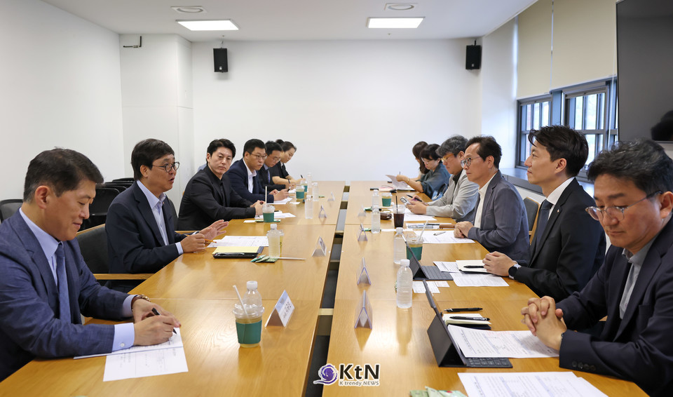 최휘영 문화체육관광부 장관이 14일 서울 종로구 국립현대미술관 서울관에서 한식 관련 공공기관장과 한식 수출 기업 임원, 한식 콘텐츠 제작자 및 출연자 등 관계 전문가를 만나 한식 및 한식 문화의 해외 확산 방안에 대해 논의하고 있다.   /사진=문화체육관광부, K trendy NEWS DB ⓒ케이 트렌디뉴스 무단전재 및 수집, 재배포금지