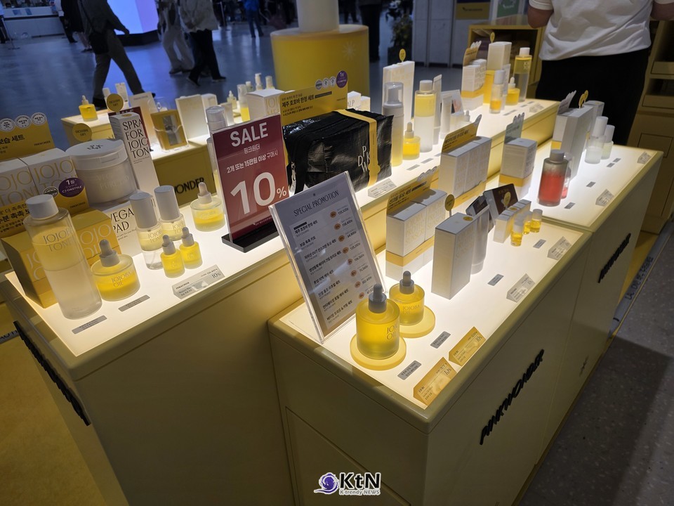 토너와 에센스, 세럼, 앰플, 크림, 오일을 차례로 바르고 미백과 주름, 모공, 각질, 트러블을 겨냥한 활성성분을 함께 사용했다.  /사진=K뷰티 자료이미지 _PINKWONDER  제주면세점, K trendy NEWS DB ⓒ케이 트렌디뉴스 무단전재 및 수집, 재배포금지