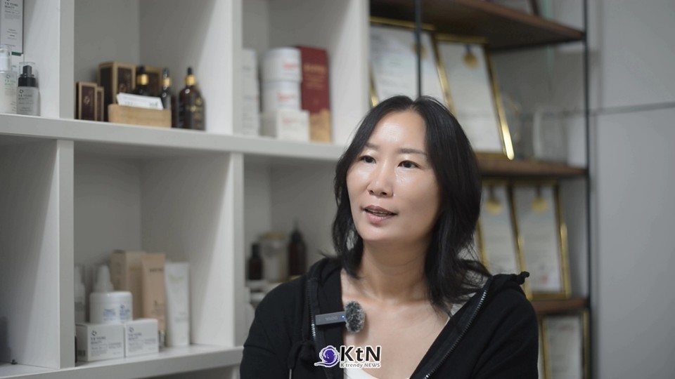 신영미 ㈜에스와이엠코스메틱(SYM Cosmetic Co., Ltd) 대표이사는 “제형은 그냥 섞는다고 나오는 게 아니고 혼합 비율과 만드는 기술이 따로 있다”고 말했다.  /사진=K trendy NEWS DB ⓒ케이 트렌디뉴스 무단전재 및 수집, 재배포금지