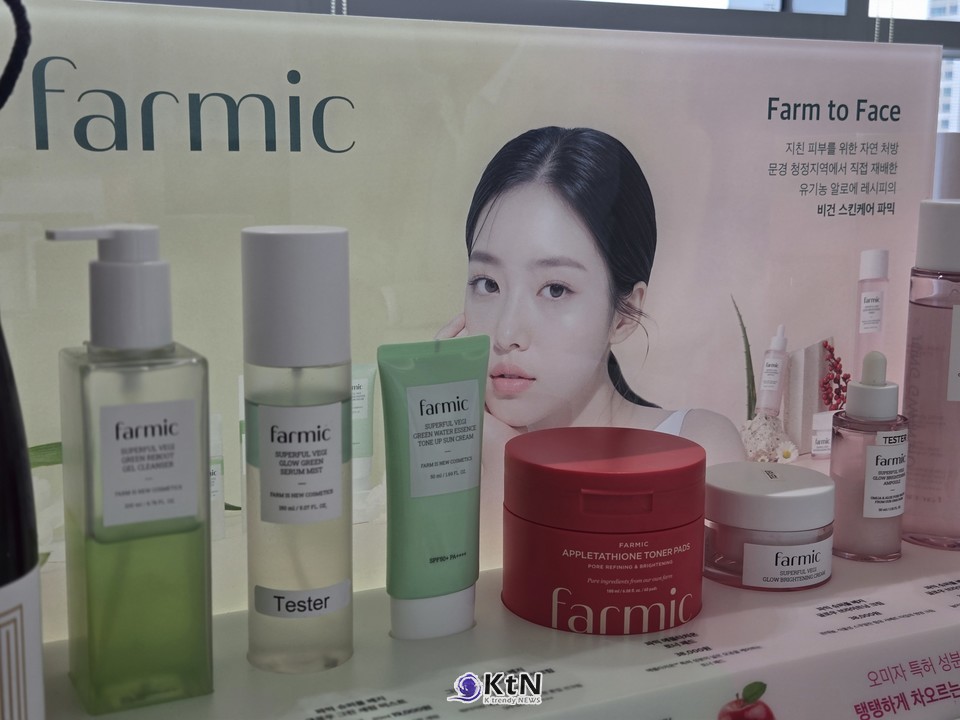 화장품의 평가는 첫 사용감과 장기 사용 결과를 나눠야 한다. 바르는 즉시 피부가 매끄럽고 촉촉하게 느껴지는 제품이 장시간의 건조함까지 줄이는지는 별도 판단이 필요하다. /사진=farmic 제품,  /사진=K trendy NEWS DB ⓒ케이 트렌디뉴스 무단전재 및 수집, 재배포금지