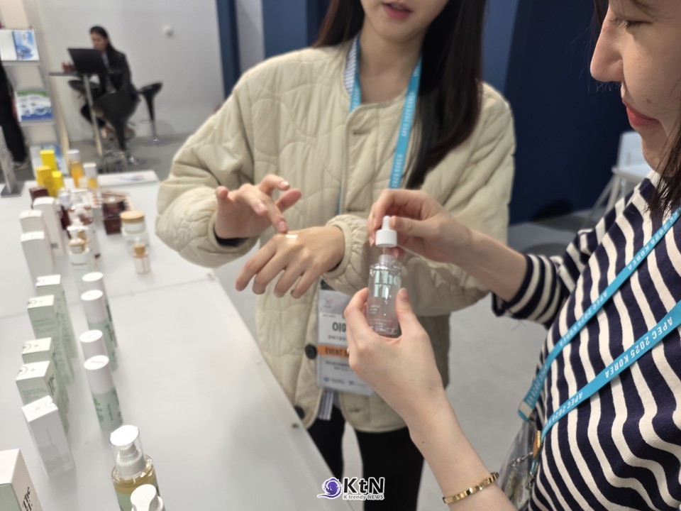 화장품 원료는 이름만으로 제품이 되지 않는다. 원료가 어느 용매에 녹는지 등등에 따라 최종 품질을 결정한다./사진=K trendy NEWS DB ⓒ케이 트렌디뉴스 무단전재 및 수집, 재배포금지