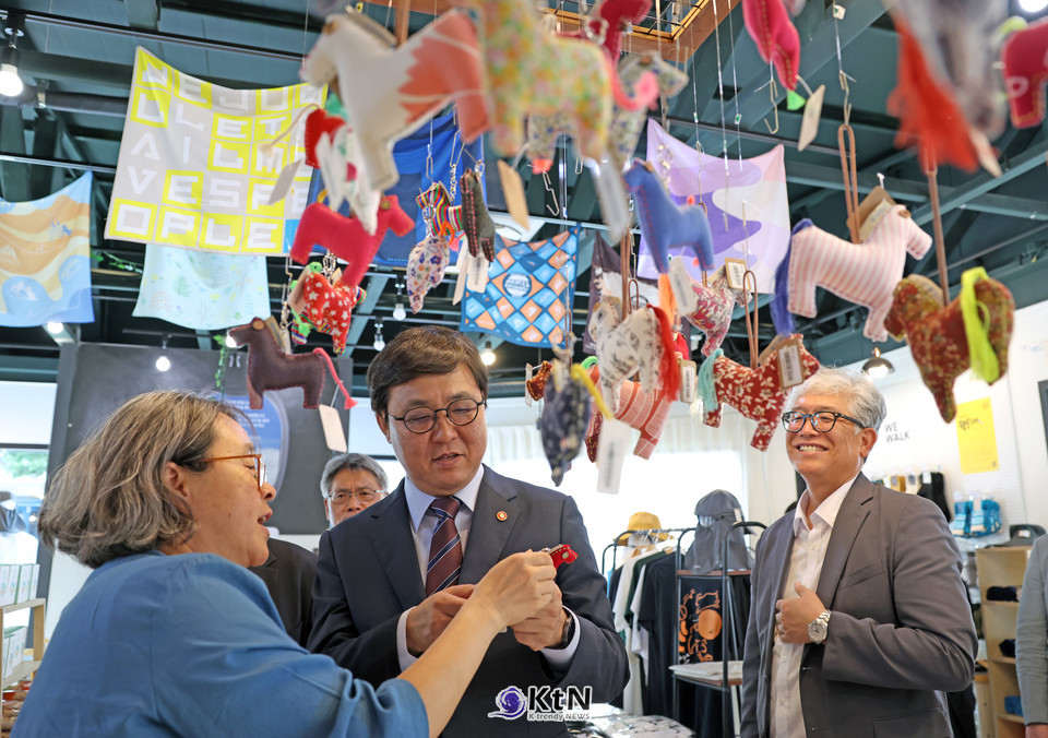 길을 통한 연대'로 20년 걷기 여행 문화 일궈... 최휘영 장관, 제주 여행자센터 찾아 훈장 전수./사진=문화체육관광부, K trendy NEWS DB ⓒ케이 트렌디뉴스 무단전재 및 수집, 재배포금지