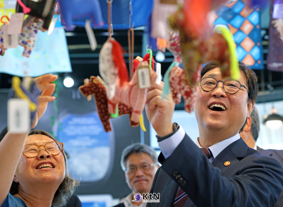 길을 통한 연대'로 20년 걷기 여행 문화 일궈... 최휘영 장관, 제주 여행자센터 찾아 훈장 전수./사진=문화체육관광부, K trendy NEWS DB ⓒ케이 트렌디뉴스 무단전재 및 수집, 재배포금지