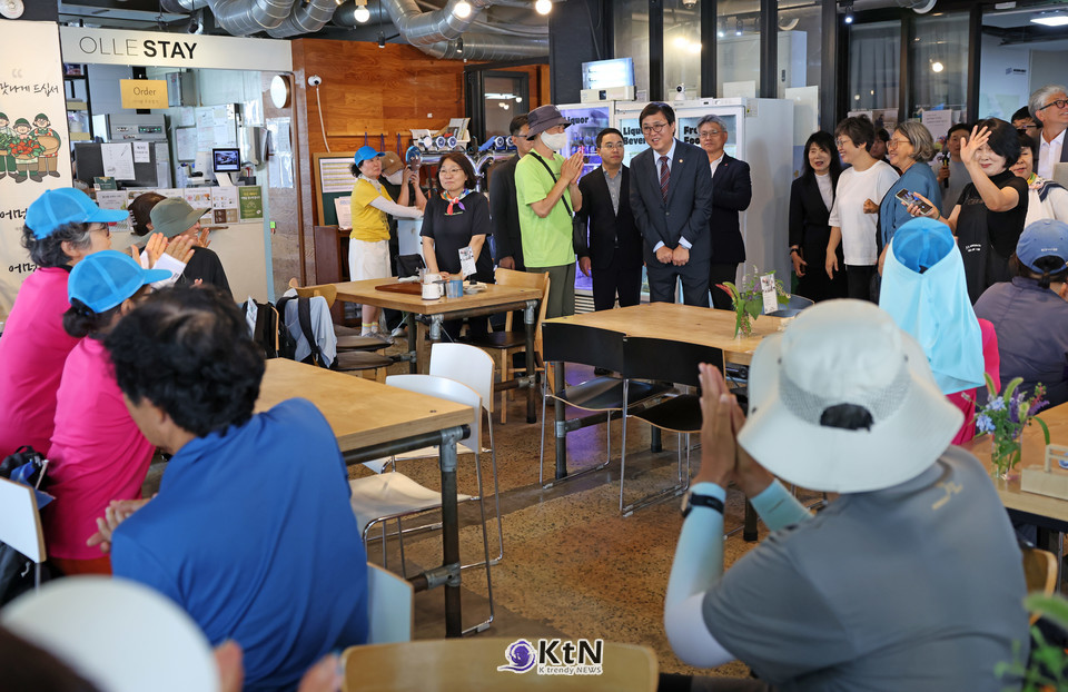길을 통한 연대'로 20년 걷기 여행 문화 일궈... 최휘영 장관, 제주 여행자센터 찾아 훈장 전수./사진=문화체육관광부, K trendy NEWS DB ⓒ케이 트렌디뉴스 무단전재 및 수집, 재배포금지
