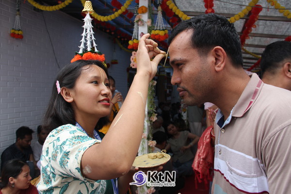 모든 축제 참석자에게 틸락(Tilak)을 찍어 줬다. 힌두교에서는 두 눈 사이를 ‘제3의 눈’이 있는 자리고 여기고 있으며, 이곳은 지혜, 직관, 집중력, 영적 깨달음을 상징하는 부위로 여기는 곳이다.  (사진=조영식 기자)