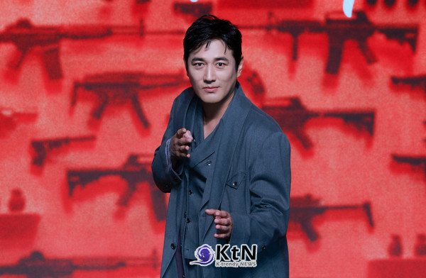 [KtN 현장포토]단 한 컷으로 현장 압도…'킬러들의 쇼핑몰2' 조한선, 베일의 돌아온 카리스마  사진=2026. 07.20 디즈니+ 오리지널 시리즈 ‘킬러들의 쇼핑몰 시즌2’ 제작발표회가 7월 20일 오전 서울 영등포구 콘래드 서울 호텔에서 열렸다. 현장에는 연출을 맡은 이권 감독을 비롯해 배우 이동욱, 김혜준, 조한선, 금해나, 김민, 정윤하, 현리, 오카다 마사키가 참석해 작품 전반에 대한 구체적인 이야기를 나누었다.  K trendy NEWS DB ⓒ케이 트렌디뉴스 무단전재 및 수집, 재배포금지