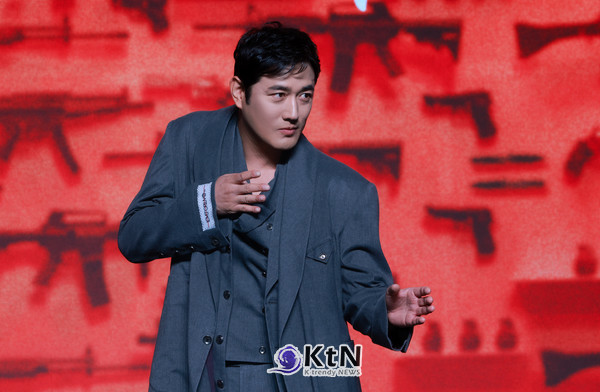 [KtN 현장포토]단 한 컷으로 현장 압도…'킬러들의 쇼핑몰2' 조한선, 베일의 돌아온 카리스마  사진=2026. 07.20 디즈니+ 오리지널 시리즈 ‘킬러들의 쇼핑몰 시즌2’ 제작발표회가 7월 20일 오전 서울 영등포구 콘래드 서울 호텔에서 열렸다. 현장에는 연출을 맡은 이권 감독을 비롯해 배우 이동욱, 김혜준, 조한선, 금해나, 김민, 정윤하, 현리, 오카다 마사키가 참석해 작품 전반에 대한 구체적인 이야기를 나누었다.  K trendy NEWS DB ⓒ케이 트렌디뉴스 무단전재 및 수집, 재배포금지