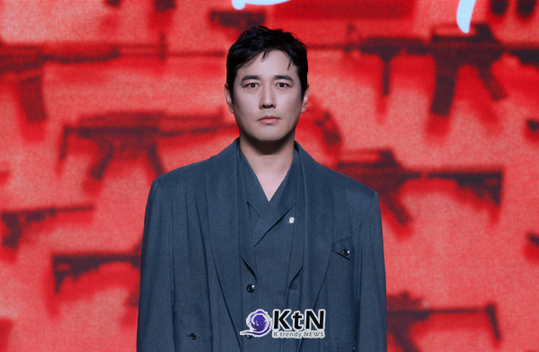 [KtN 현장포토]단 한 컷으로 현장 압도…'킬러들의 쇼핑몰2' 조한선, 베일의 돌아온 카리스마  사진=2026. 07.20 디즈니+ 오리지널 시리즈 ‘킬러들의 쇼핑몰 시즌2’ 제작발표회가 7월 20일 오전 서울 영등포구 콘래드 서울 호텔에서 열렸다. 현장에는 연출을 맡은 이권 감독을 비롯해 배우 이동욱, 김혜준, 조한선, 금해나, 김민, 정윤하, 현리, 오카다 마사키가 참석해 작품 전반에 대한 구체적인 이야기를 나누었다.  K trendy NEWS DB ⓒ케이 트렌디뉴스 무단전재 및 수집, 재배포금지
