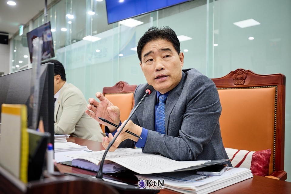경기도의회 김운남 의원이 20일 기획재정위원회 회의에서 공공기관 경영평가 실효성을 놓고 질의하고 있다.  사진=경기도의회, K trendy NEWS DB ⓒ케이 트렌디뉴스 무단전재 및 수집, 재배포금지
