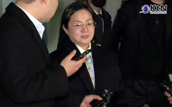 방송인 박나래와 관련한 내용을 폭로하지 않는 조건으로 2024년 회사 매출의 10%를 요구한 혐의를 받는 전 매니저가 구속 상태로 검찰에 넘겨졌다. 사진=2026. 07.21 유튜브 영상 갈무리 K trendy NEWS DB ⓒ케이 트렌디뉴스 무단전재 및 수집, 재배포금지