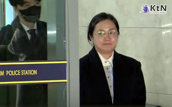  방송인 박나래와 관련한 내용을 폭로하지 않는 조건으로 2024년 회사 매출의 10%를 요구한 혐의를 받는 전 매니저가 구속 상태로 검찰에 넘겨졌다. 사진=2026. 07.21 유튜브 영상 갈무리 K trendy NEWS DB ⓒ케이 트렌디뉴스 무단전재 및 수집, 재배포금지