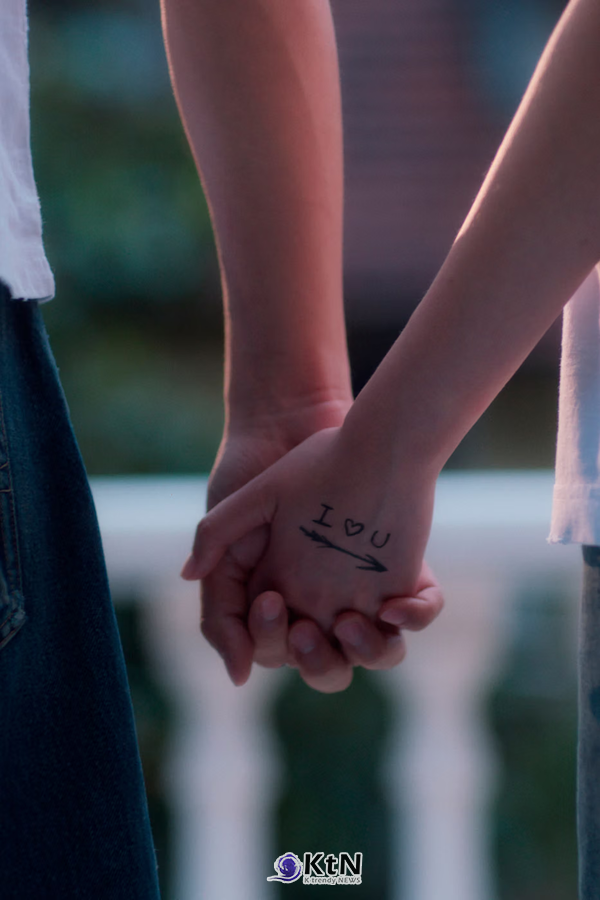 Balenciaga’s Wants You to Wear Your Heart on Your Sleeve This Summer. 사진=Balenciaga, K trendy NEWS DB ⓒ케이 트렌디뉴스 무단전재 및 수집, 재배포금지