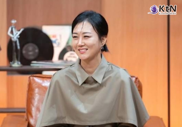 가수 장윤정의 모친 육모 씨가 수천만원대 투자사기 혐의로 구속 상태에서 검찰에 넘겨졌다. 