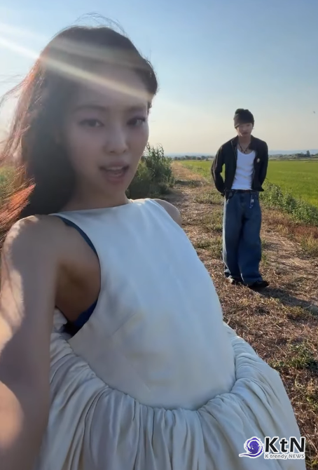"카이와 손잡고 질주…" 제니, '레스 댄 어 러버' MV 속 미묘한 서사 선공개  사진=2026. 07.22    @jennierubyjane K trendy NEWS DB ⓒ케이 트렌디뉴스 무단전재 및 수집, 재배포금지
