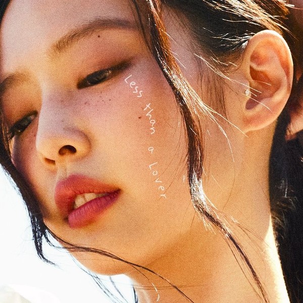 작사·뮤비 디렉팅까지…제니, 여름 감성 담은 '레스 댄 어 러버' 기습 공개    사진=2026. 07.24 OA엔터테인먼트(ODDATELIER) 제공    K trendy NEWS DB ⓒ케이 트렌디뉴스 무단전재 및 수집, 재배포금지