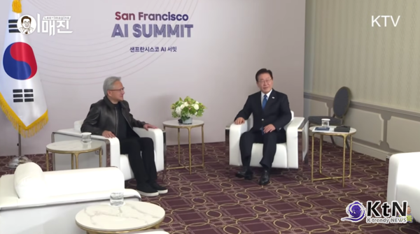 이재명 대통령과 젠슨 황 엔비디아 최고경영자(CEO)가 미국 샌프란시스코에서 면담을 갖고 대한민국 인공지능(AI) 산업 발전과 글로벌 협력 방안을 논의했다.   사진=2026. 07.25 ktv (이재명 대통령은 현지시간 24일 미국 샌프란시스코 시내 한 호텔에서 젠슨 황 CEO를 만나 “대한민국이 인공지능 황금시대로 진입하는 데 앞으로 더 중심적인 역할을 해주실 것으로 믿고 기대한다”고 말했다.) K trendy NEWS DB ⓒ케이 트렌디뉴스 무단전재 및 수집, 재배포금지