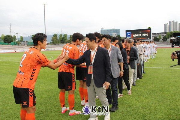 포천시민축구단(대표 장영구)은 26일 포천종합운동장에서 리그 3위 대전코레일FC를 상대로 치열한 승부를 펼치며 1-1 무승부를 기록했다. 백영현  포천시장 선수단 격려 (사진=조영식 기자)
