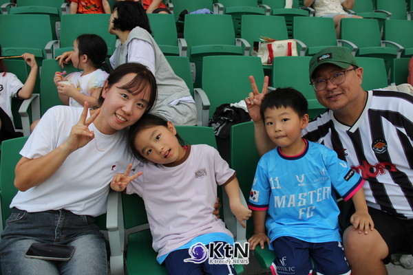 포천시민축구단(대표 장영구)은 26일 포천종합운동장에서 리그 3위 대전코레일FC를 상대로 치열한 승부를 펼치며 1-1 무승부를 기록했다. 가족 축구나들이 (사진=조영식 기자)
