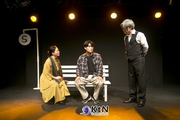 이재상 신작 ‘정류장’, 한일 배우의 모국어로 풀어낸 사랑과 선택. 사진=Theatre M.I.R X THEATRE ATMAN , K trendy NEWS DB ⓒ케이 트렌디뉴스 무단전재 및 수집, 재배포금지