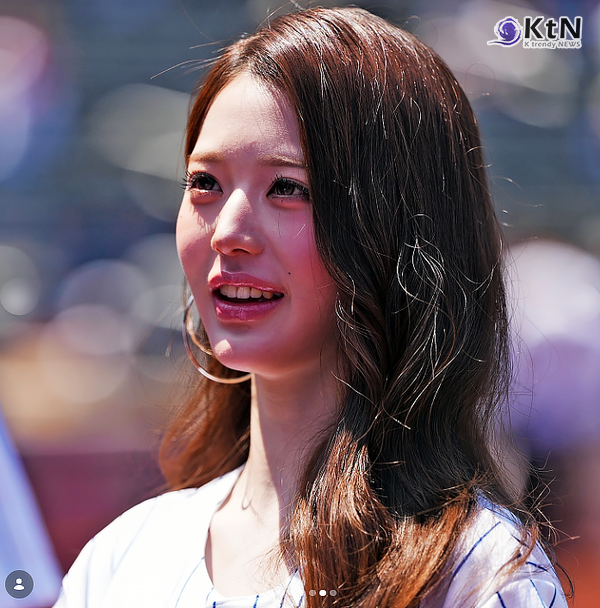 아이브(IVE) 장원영이 북미 투어 도중 뉴욕 시티필드 마운드에 올라 메이저리그(MLB) 시구를 마쳤고, 홈팀 뉴욕 메츠는 로스앤젤레스 다저스를 8대3으로 꺾었다. 사진=2026. 07.27  mlb sns 갈무리 K trendy NEWS DB ⓒ케이 트렌디뉴스 무단전재 및 수집, 재배포금지