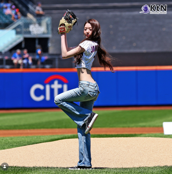 아이브(IVE) 장원영이 북미 투어 도중 뉴욕 시티필드 마운드에 올라 메이저리그(MLB) 시구를 마쳤고, 홈팀 뉴욕 메츠는 로스앤젤레스 다저스를 8대3으로 꺾었다. 사진=2026. 07.27  mlb sns 갈무리 K trendy NEWS DB ⓒ케이 트렌디뉴스 무단전재 및 수집, 재배포금지