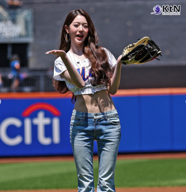 아이브(IVE) 장원영이 북미 투어 도중 뉴욕 시티필드 마운드에 올라 메이저리그(MLB) 시구를 마쳤고, 홈팀 뉴욕 메츠는 로스앤젤레스 다저스를 8대3으로 꺾었다. 사진=2026. 07.27  mlb sns 갈무리 K trendy NEWS DB ⓒ케이 트렌디뉴스 무단전재 및 수집, 재배포금지