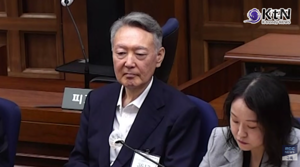 윤석열 전 대통령이 제20대 대통령선거 과정에서 윤우진 전 용산세무서장과 건진법사 전성배씨에 관한 허위사실을 공표한 혐의로 1심에서 징역 1년 6개월에 집행유예 3년을 선고받았다.  사진=2026. 07.27  방송화면 갈무리  K trendy NEWS DB ⓒ케이 트렌디뉴스 무단전재 및 수집, 재배포금지