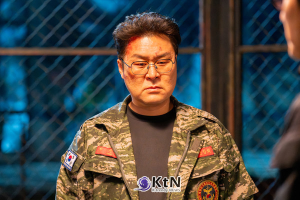 윤경호, '김부장' 공식 스틸. 사진=SBS '김부장', K trendy NEWS DB ⓒ케이 트렌디뉴스 무단전재 및 수집, 재배포금지