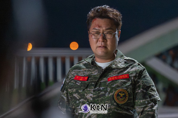윤경호, '김부장' 공식 스틸. 사진=SBS '김부장', K trendy NEWS DB ⓒ케이 트렌디뉴스 무단전재 및 수집, 재배포금지