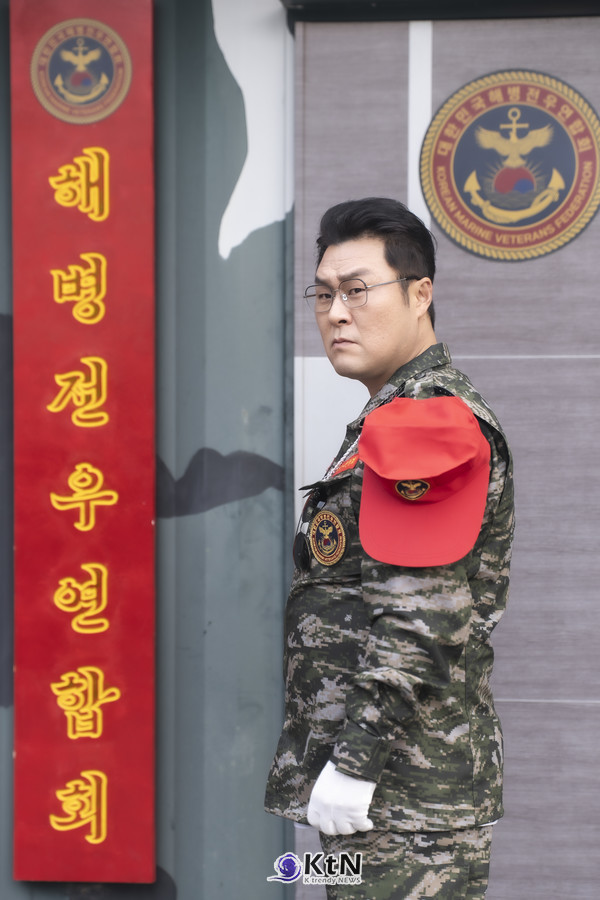 윤경호, '김부장' 공식 스틸. 사진=SBS '김부장', K trendy NEWS DB ⓒ케이 트렌디뉴스 무단전재 및 수집, 재배포금지