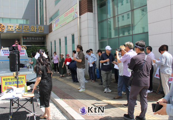집회 모습. 집회측에서는 기자들에게 사진 사용시 모자이크 처리를 요청하여 본지에서도 모자이크 처리한 사진을 올린다. (사진=조영식 기자)