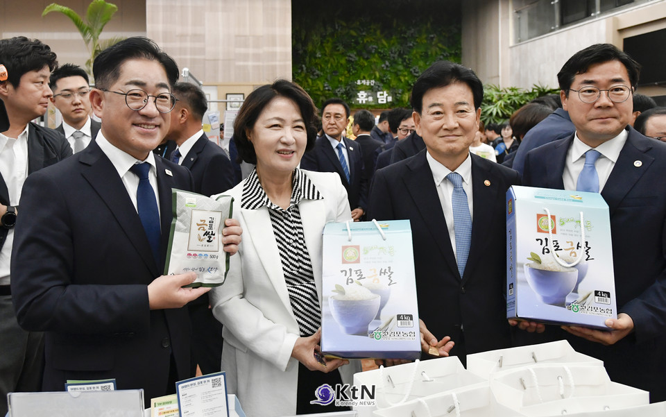 김포시는 지난 7월 27일 정부서울청사 DMZ 접경지역 홍보관에서 ‘고향사랑기부제 홍보부스’를 운영  이기형 김포시장이 참석해 정동영 통일부 장관, 추미애 경기도지사 등과 함께 부스를 둘러보며 관계자들을 격려했다.  /사진=김포시, K trendy NEWS DB ⓒ케이 트렌디뉴스 무단전재 및 수집, 재배포금지