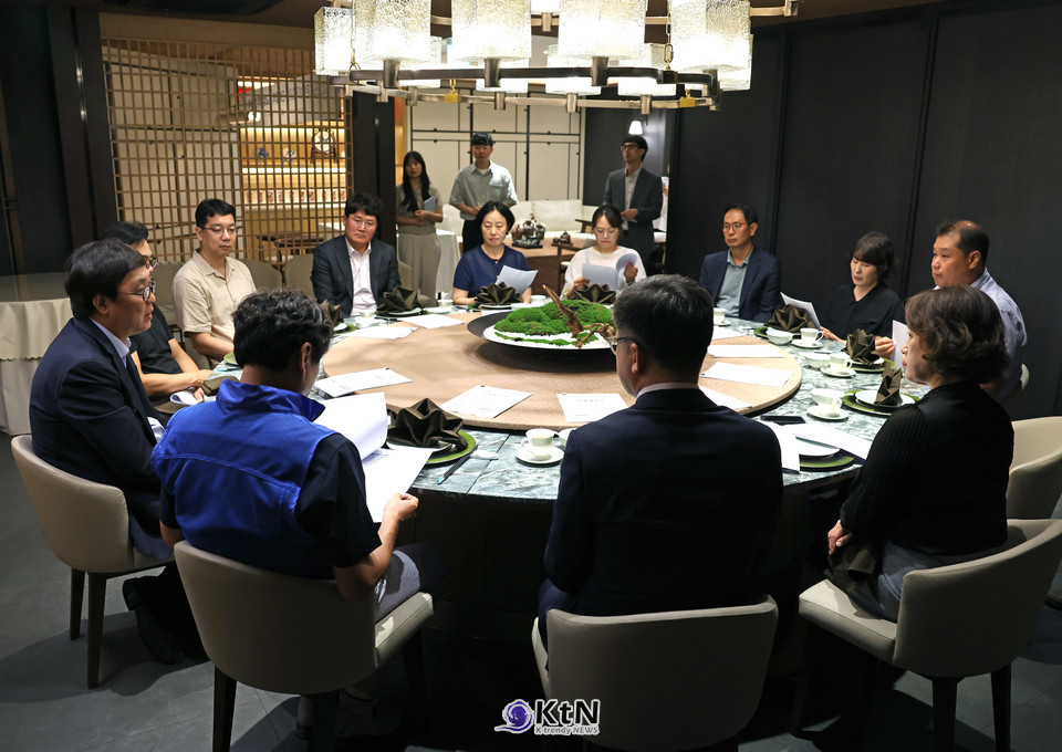 최휘영 장관은 협약 체결 후 "그동안 관행적으로 해오던 불필요한 일을 정리하고, 국민 행복과 문화강국을 위해 진짜 필요한 일을 할 수 있도록 지난 1년 동안 노사가 함께 힘을 모아온 결실"이라며 "노사 상생의 의지가 실질적인 조직문화로 자리 잡을 때까지 최선을 다할 계획"이라고 밝혔다.  /사진=문화체육관광부, K trendy NEWS DB ⓒ케이 트렌디뉴스 무단전재 및 수집, 재배포금지