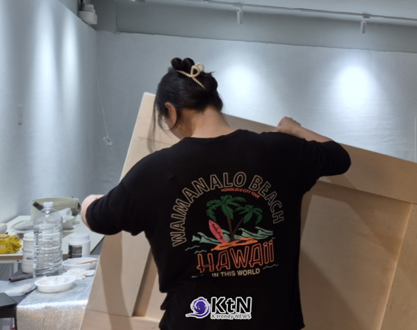 개막을 앞둔 BS갤러리에서 작업자가 대형 작품을 옮기고 있다. 사진 제공=청년지원공동체 소울