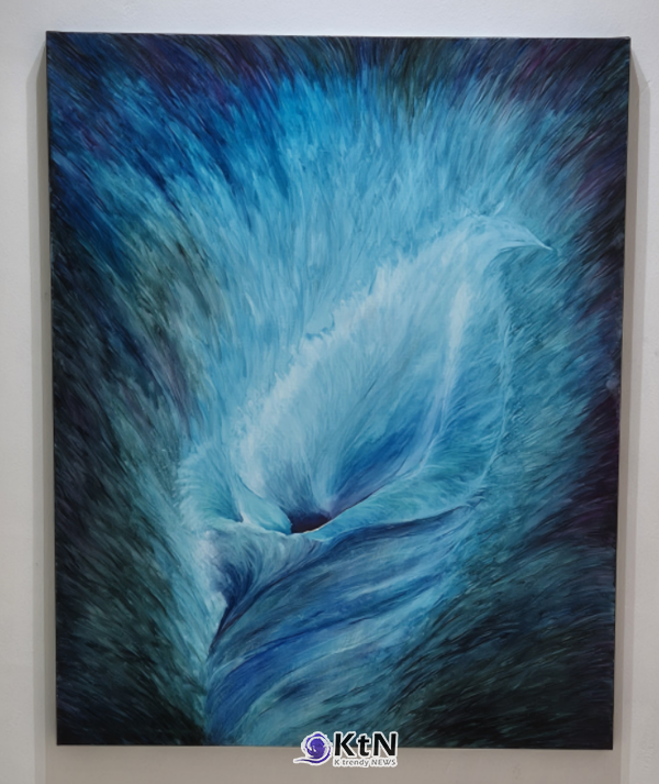 짙은 남색과 청록색의 붓질이 밝은 중앙부를 감싸는 ‘고해성사展’ 출품작. 사진 제공=청년지원공동체 소울