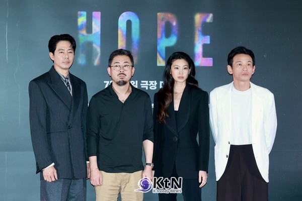 베일 벗은 나홍진 '호프', 156분간 휘몰아친 SF 충격파…올해 가장 뜨거운 논쟁작 예고 [리포트]   사진=2026. 07.06 배우 조인성(왼쪽부터), 나홍진 감독, 배우 정호연, 황정민이 6일 오후 서울 강남구 메가박스 코엑스에서 열린 영화 '호프'(HOPE) 언론시사회에 참석해 포즈를 취하고 있다.   K trendy NEWS DB ⓒ케이 트렌디뉴스 무단전재 및 수집, 재배포금지