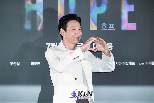 [KtN 현장포토] '호프' 황정민, 시사회장 밝힌 화이트 재킷…묵직한 반전 여유  사진=2026. 01.27  배우 황정민이 영화 ‘호프’ 언론시사회 포토월에 화이트 재킷과 블랙 팬츠 차림으로 참석했다. K trendy NEWS DB ⓒ케이 트렌디뉴스 무단전재 및 수집, 재배포금지