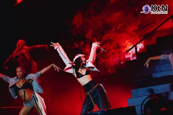 블랙핑크 제니, 2026 美 롤라팔루자 역대급 라이브·스타일 화제   사진=2026. 08.03  cr. itsbenfilmed /OA엔터테인먼트(ODDATELIER)    (글로벌 아이콘 블랙핑크 멤버 제니(JENNIE)가 미국 시카고 그랜트 파크에서 열린 ‘롤라팔루자 시카고(Lollapalooza Chicago)’ 메인 스테이지의 마지막 순서에 올라 약 1시간 동안 18곡을 밴드 라이브로 소화했다. 한국 여성 솔로 아티스트 최초의 롤라팔루자 헤드라이너 기록에 앤 드뮐미스터 커스텀 의상으로 구성한 로맨틱 밀리터리 룩과 스모키 메이크업을 더해지며 음악과 스타일 모두에 시선이 모였다.)  K trendy NEWS DB ⓒ케이 트렌디뉴스 무단전재 및 수집, 재배포금지