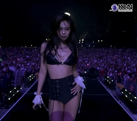 블랙핑크 제니, 2026 美 롤라팔루자 역대급 라이브·스타일 화제   사진=2026. 08.03  cr. itsbenfilmed /OA엔터테인먼트(ODDATELIER)    (글로벌 아이콘 블랙핑크 멤버 제니(JENNIE)가 미국 시카고 그랜트 파크에서 열린 ‘롤라팔루자 시카고(Lollapalooza Chicago)’ 메인 스테이지의 마지막 순서에 올라 약 1시간 동안 18곡을 밴드 라이브로 소화했다. 한국 여성 솔로 아티스트 최초의 롤라팔루자 헤드라이너 기록에 앤 드뮐미스터 커스텀 의상으로 구성한 로맨틱 밀리터리 룩과 스모키 메이크업을 더해지며 음악과 스타일 모두에 시선이 모였다.)  K trendy NEWS DB ⓒ케이 트렌디뉴스 무단전재 및 수집, 재배포금지