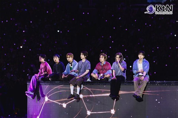 그룹 방탄소년단(BTS)이 미국 뉴욕 메트라이프 스타디움을 붉은빛 한복 물결과 15만 7000여 관객의 떼창으로 물들인 가운데, 그래미 어워즈의 K팝 차별적 행태에 맞선 전면 보이콧과 팬덤 아미의 글로벌 응원이 더해지며 세계 음악 시장에 전대미문의 메시지를 던졌다.  사진=2026. 08.03   빅히트뮤직 ARMY X  갈무리 K trendy NEWS DB ⓒ케이 트렌디뉴스 무단전재 및 수집, 재배포금지