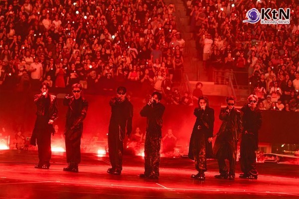 그룹 방탄소년단(BTS)이 미국 뉴욕 메트라이프 스타디움을 붉은빛 한복 물결과 15만 7000여 관객의 떼창으로 물들인 가운데, 그래미 어워즈의 K팝 차별적 행태에 맞선 전면 보이콧과 팬덤 아미의 글로벌 응원이 더해지며 세계 음악 시장에 전대미문의 메시지를 던졌다.  사진=2026. 08.03   빅히트뮤직 ARMY X  갈무리 K trendy NEWS DB ⓒ케이 트렌디뉴스 무단전재 및 수집, 재배포금지