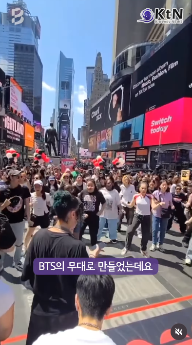 방탄소년단, 美서 4500억 ‘BTS노믹스’…월드컵급 소비 효과  사진=2026. 08.04 buildblock_ai  방탄소년단(BTS)이 라스베이거스 네 차례 매진 공연으로 3억4000만달러, 한화 약 4500억원 규모의 경제 활동을 만들고 뉴욕·뉴저지에서는 이틀간 15만7000명을 불러 모으며 공연장을 넘어 도시 소비를 움직이는 ‘BTS노믹스’를 다시 확인시켰다.  K trendy NEWS DB ⓒ케이 트렌디뉴스 무단전재 및 수집, 재배포금지