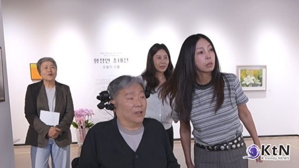 배우 황신혜가 29세에 불의의 사고로 전신마비 판정을 받은 동생 황정언을 30년간 헌신적으로 보살피며 그를 구족화가의 길로 이끈 사연이 공개돼 깊은 감동을 전하고 있다.  사진=2026. 08.04  KBS 1TV '황신혜의 같이 삽시다'  K trendy NEWS DB ⓒ케이 트렌디뉴스 무단전재 및 수집, 재배포금지