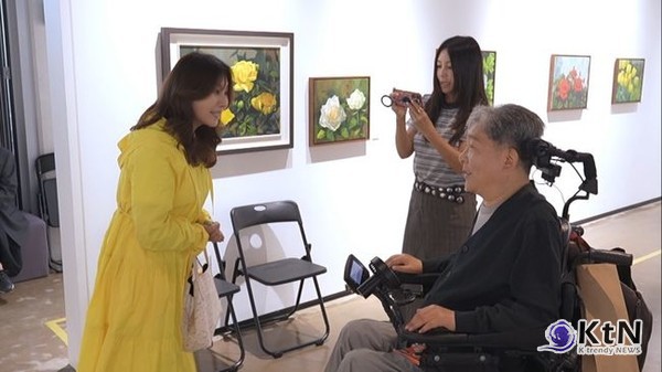 배우 황신혜가 29세에 불의의 사고로 전신마비 판정을 받은 동생 황정언을 30년간 헌신적으로 보살피며 그를 구족화가의 길로 이끈 사연이 공개돼 깊은 감동을 전하고 있다.  사진=2026. 08.04 KBS 1TV '황신혜의 같이 삽시다'  K trendy NEWS DB ⓒ케이 트렌디뉴스 무단전재 및 수집, 재배포금지