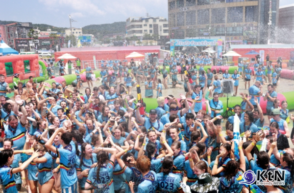 보령머드축제 빛낸 이찬원…지역 문화 활성화 견인한 '찬또테이너'의 존재감...가수 이찬원이 지난 4일 방송된 KBS 2TV '2026 보령머드축제 K-POP SUPER LIVE'에서 만능 엔터테이너로서의 역량을 유감없이 발휘하며 지역 문화 축제의 위상을 한 단계 끌어올렸다.  사진=2026. 08.05 세계인이 찾아오는 대천해수욕장의 보령머드축제 (보령시청) K trendy NEWS DB ⓒ케이 트렌디뉴스 무단전재 및 수집, 재배포금지