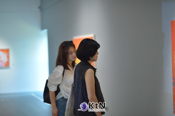 구승희 작가, 성공을 향하던 ‘파랑새’에서 가족·바람·물 한 잔으로…작은 꽃과 큰 눈, 장지 위에 쌓아온 가까운 행복. 사진=K trendy NEWS DB ⓒ케이 트렌디뉴스 무단전재 및 수집, 재배포금지