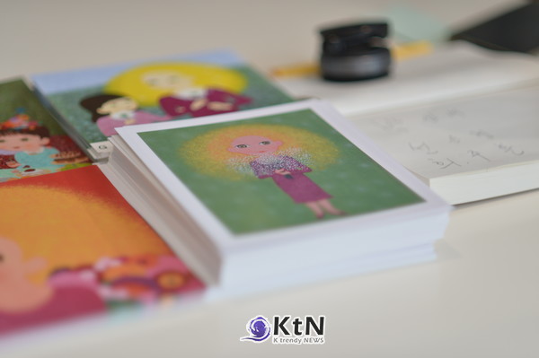 [K-ART, 구승희①] 노란 머리와 작은 꽃, ‘행복’은 어떻게 그림의 언어가 됐나. 사진=K trendy NEWS DB ⓒ케이 트렌디뉴스 무단전재 및 수집, 재배포금지