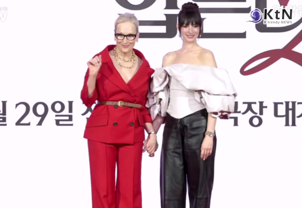   2026년 韓 극장가 점령한 앤 해서웨이… 3편 연속 개봉에 D라인 크롭톱 '시선 집중'...할리우드 배우 앤 해서웨이가 셋째 임신 중에도 파격적인 D라인 크롭톱 패션을 선보이며 영화 공식 석상에 등장했다.  사진=2026. 08.10   '악마는 프라다를 입는다 2'  앤 해서웨이 K trendy NEWS DB ⓒ케이 트렌디뉴스 무단전재 및 수집, 재배포금지