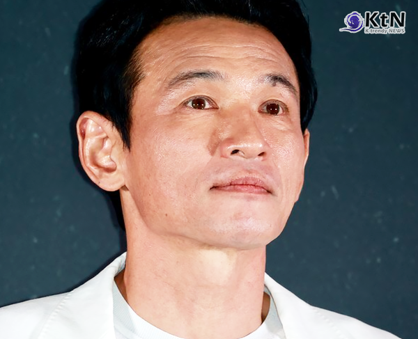 배우 황정민을 스토킹한 혐의로 재판에 넘겨진 40대 여성에게 검찰이 벌금 1000만원을 구형했다. 피고인 측은 두 사람의 연락이 일방적으로 이뤄진 것이 아니라며 무죄를 주장했다.   사진=2026. 08.12 K trendy NEWS DB ⓒ케이 트렌디뉴스 무단전재 및 수집, 재배포금지